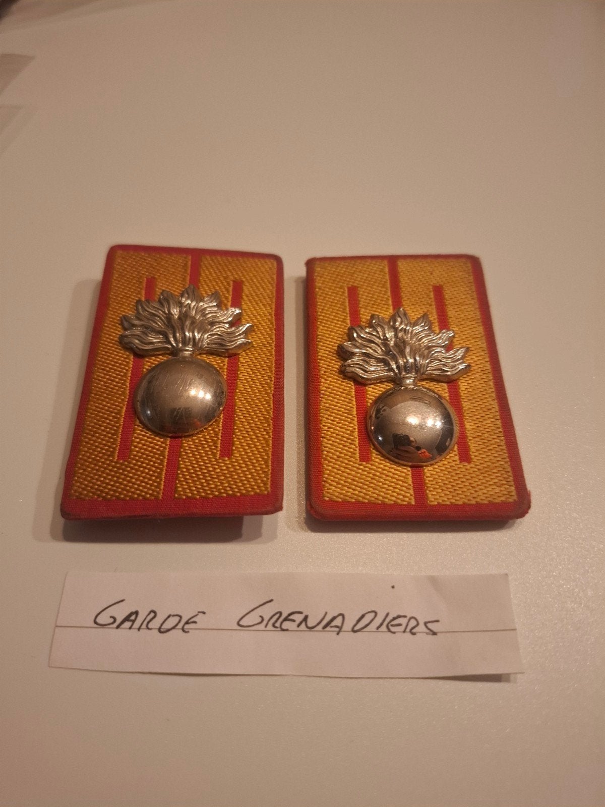 Garde  grenadiers - kraagemblemen, Ophalen of Verzenden, Landmacht, Nederland, Embleem of Badge