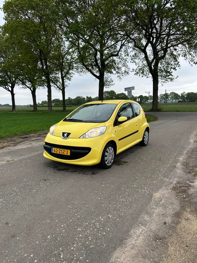 Peugeot 107 nieuwe apk! 1.0 12V 3DR 2008 Geel, Auto's, Voorwielaandrijving, Stof, Zwart, 4 stoelen