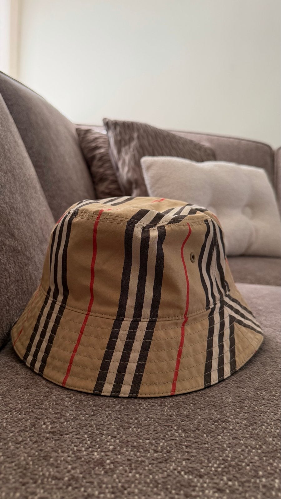 Burberry Bucket Hat - Omkeerbaar met Iconisch Ruitpatroon, Ophalen of Verzenden, Zo goed als nieuw, One size fits all, Hoed
