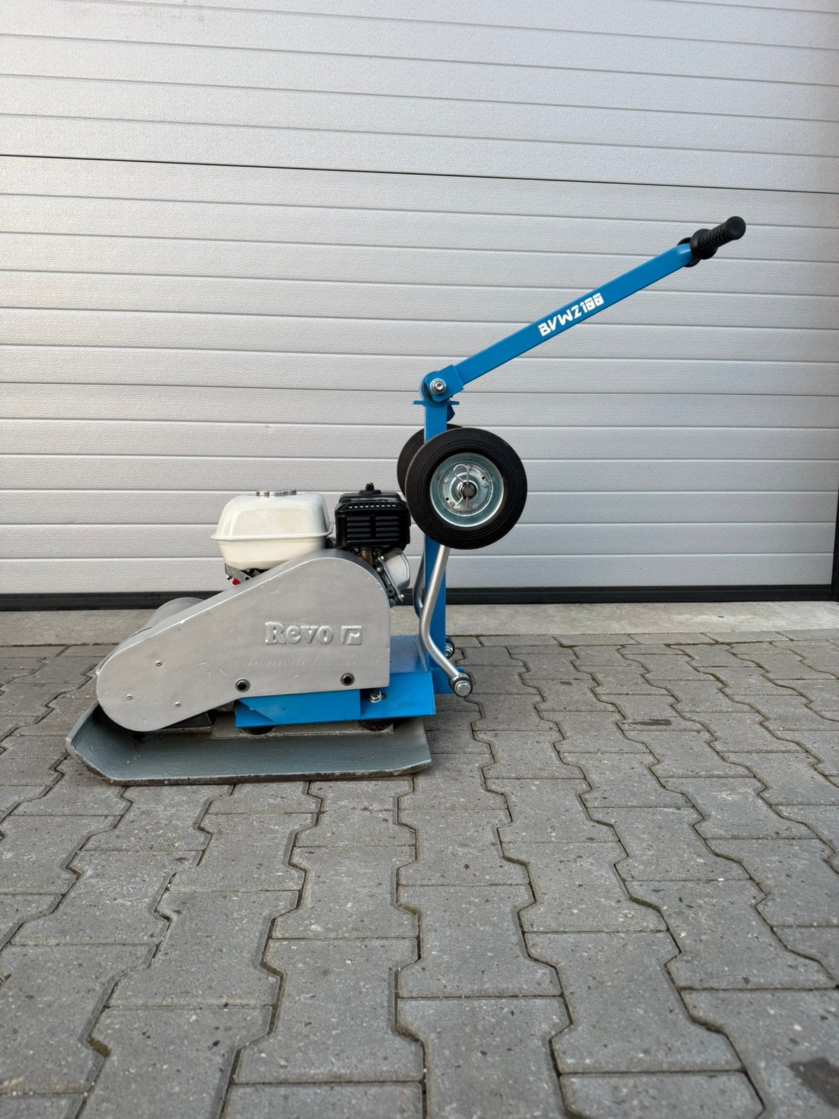 Revo BVW2100 Trilplaat, Nieuwe Honda GX160 motor!, Ophalen, Zo goed als nieuw