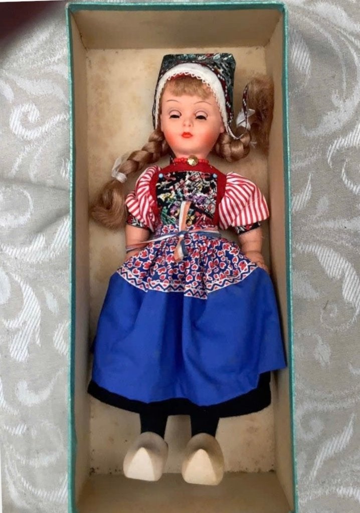 Antieke Klederdracht pop in originele doos Dovina jaren ‘50, Verzamelen, Poppen, Ophalen of Verzenden, Zo goed als nieuw, X, Pop