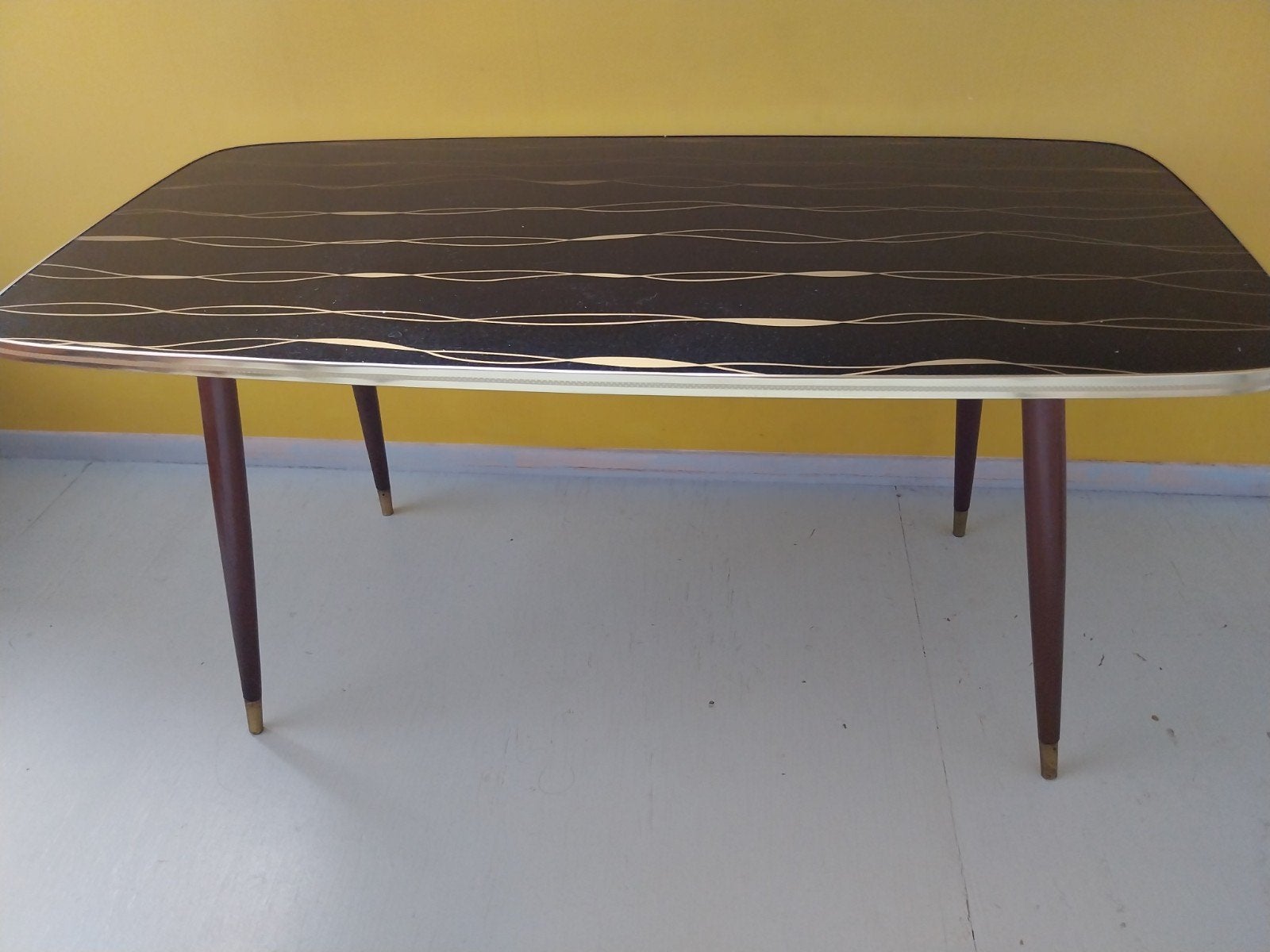 Mid Century bijzettafel vintage design formica zwart goud, Huis en Inrichting, Minder dan 55 cm, Gebruikt, Glas, Rechthoekig