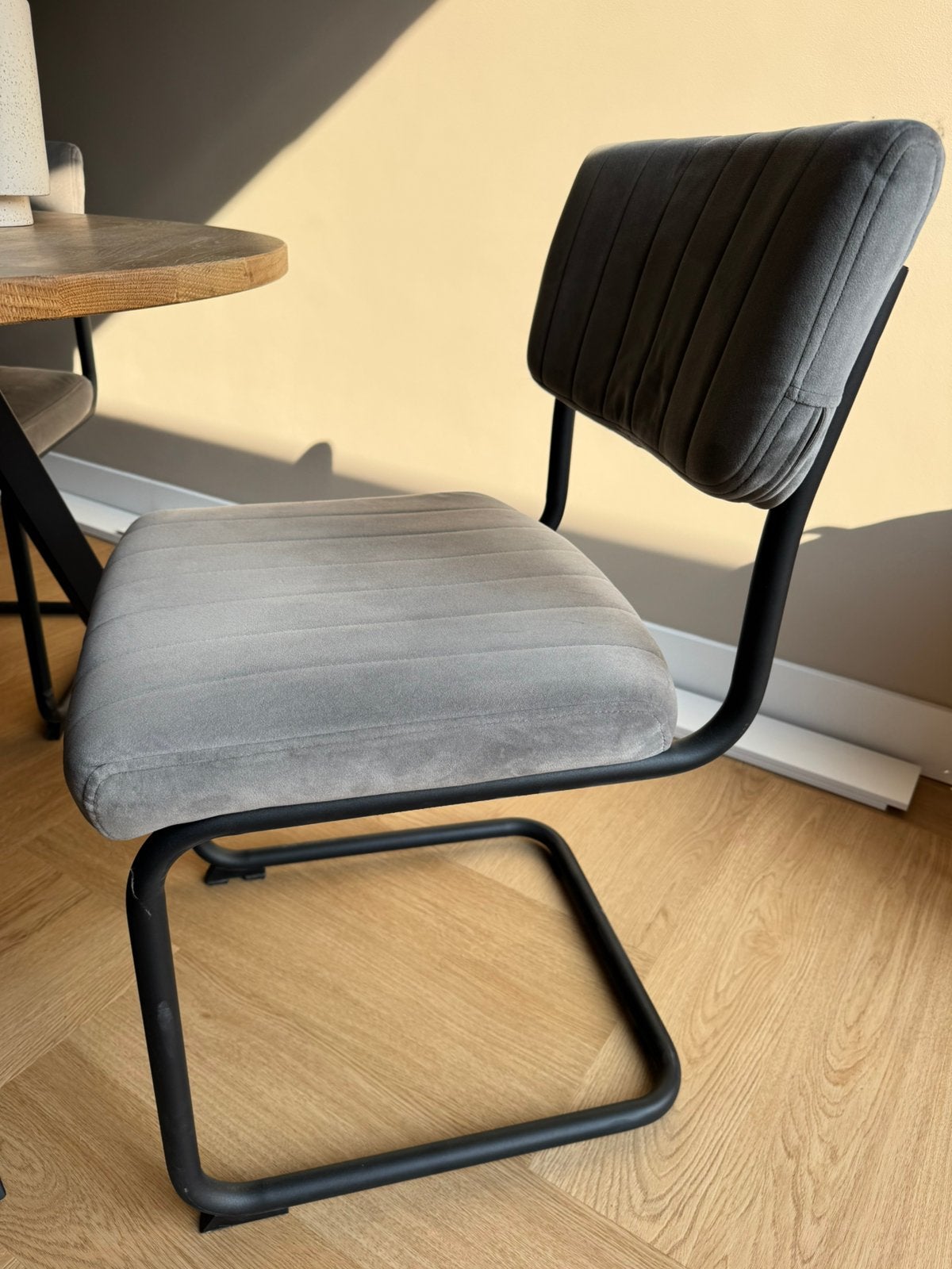 Eetkamerstoelen velours grijs - 4 stuks, Ophalen, Zo goed als nieuw, Vier, Stof