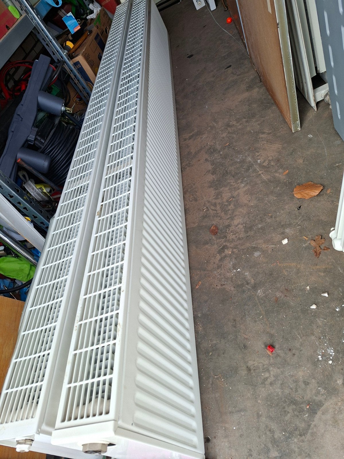 Twee zgan radiatoren 242 cm lang te koop ivm airco in huis, Doe-het-zelf en Verbouw, Verwarming en Radiatoren, 30 tot 80 cm, Radiator