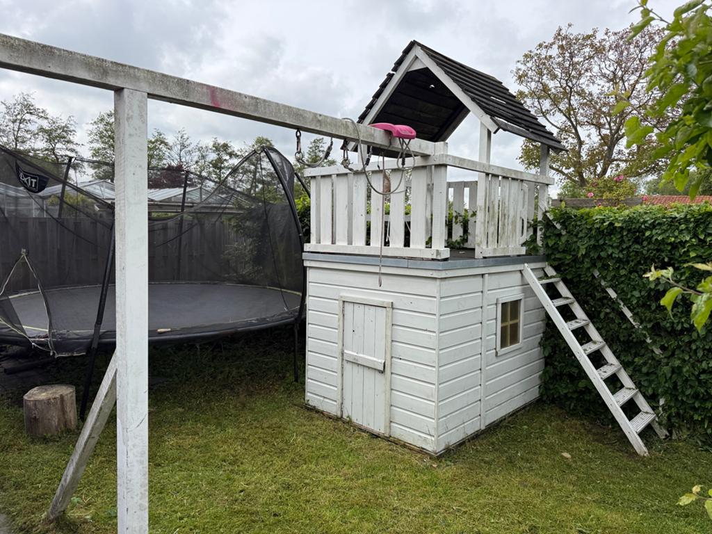 Houten speelhuisje met schommel (glijbaan optioneel), Kinderen en Baby's, Speelgoed | Buiten | Speelhuisjes, Ophalen, Gebruikt