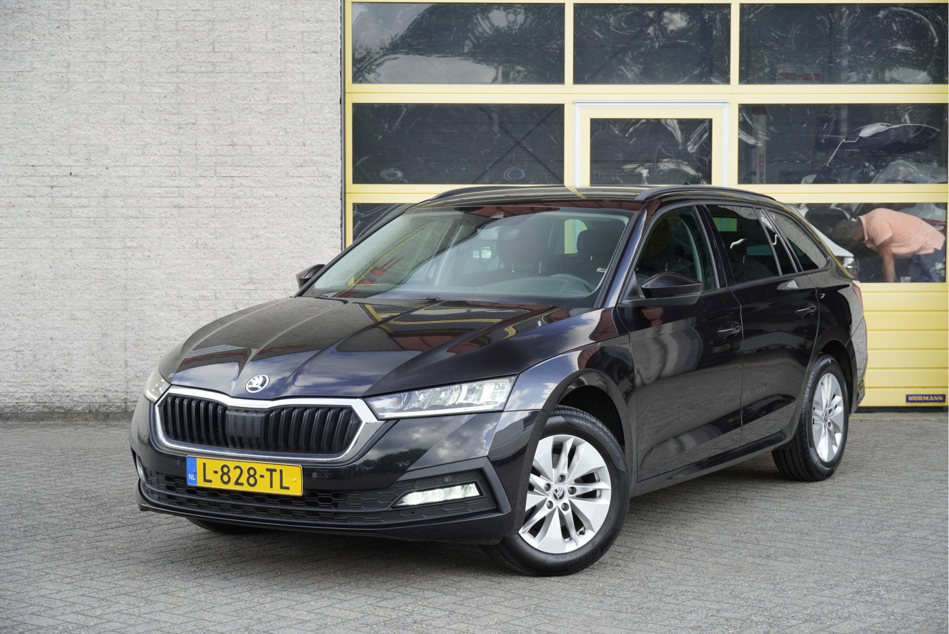 Skoda Octavia Combi 1.0 TSI Business Edition BJ2021 Lmv 16", Auto's, Stof, Gebruikt, Zwart, Origineel Nederlands