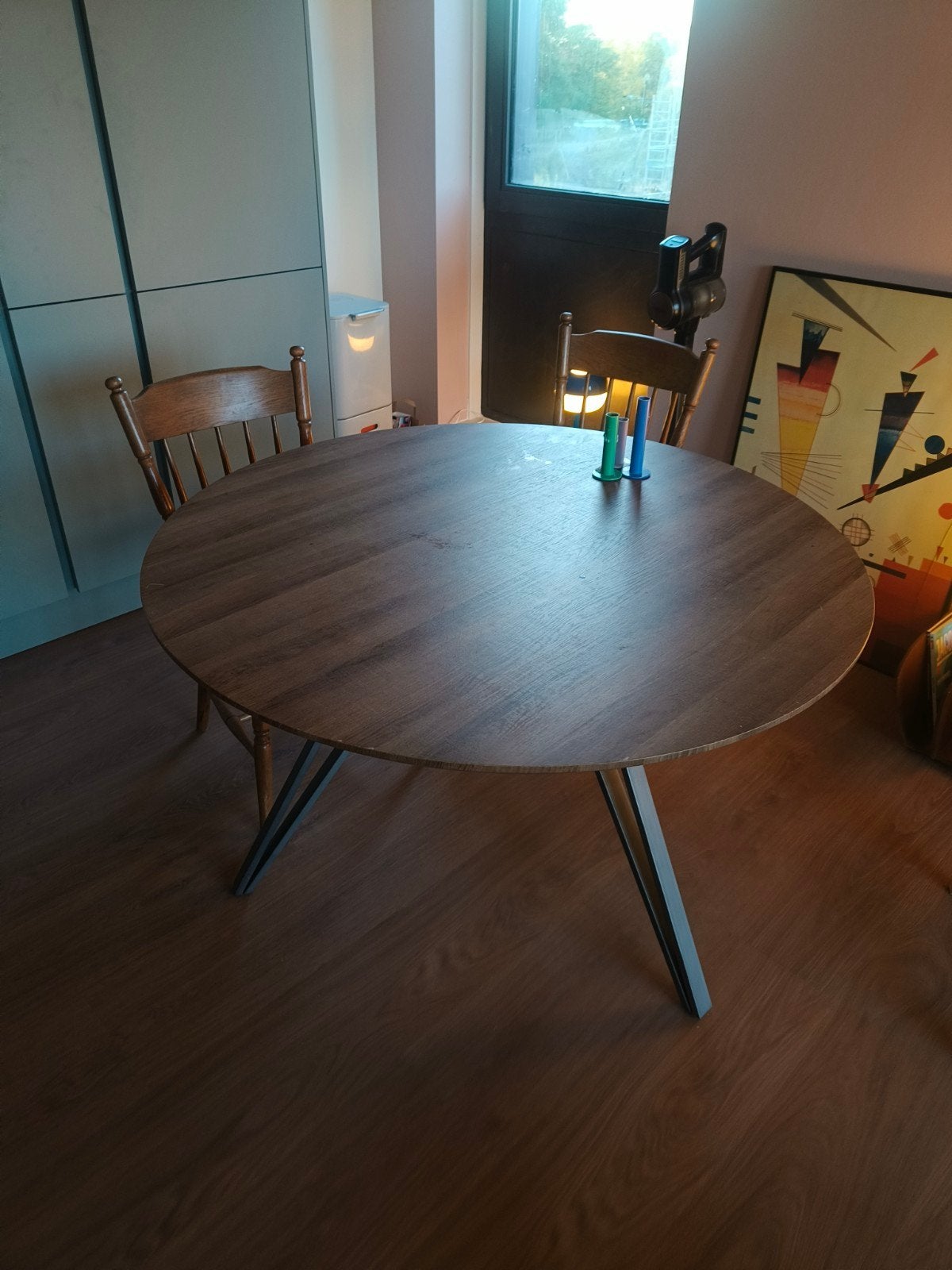 Ronde eettafel met metalen onderstel, Gebruikt, Modern, industrieel, Rond, Vier personen