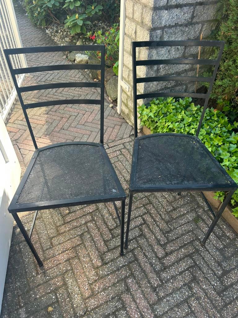 2 moderne ijzeren bistro-stoeltjes ., Tuin en Terras, Ophalen of Verzenden, Gebruikt, Metaal