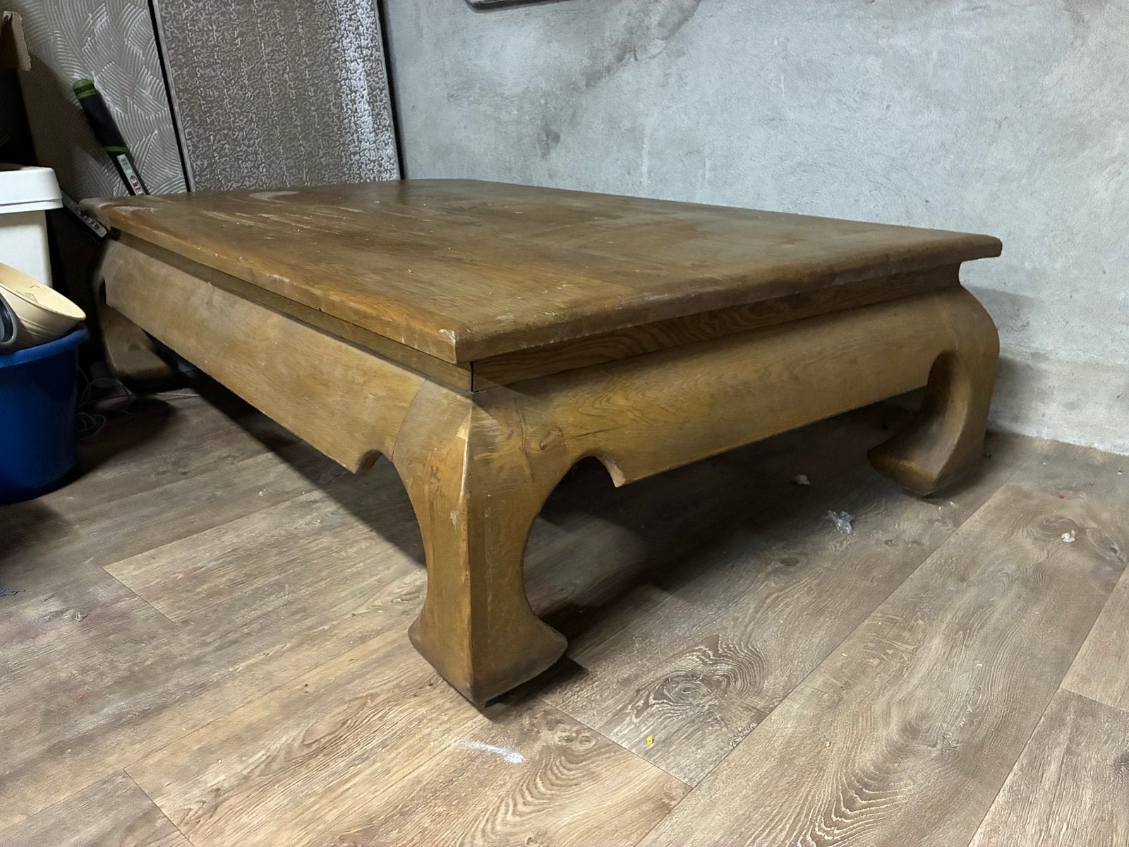 Robuuste houten salontafel met sierlijke poten barok, Antiek en Kunst, Antiek | Meubels | Tafels, Ophalen