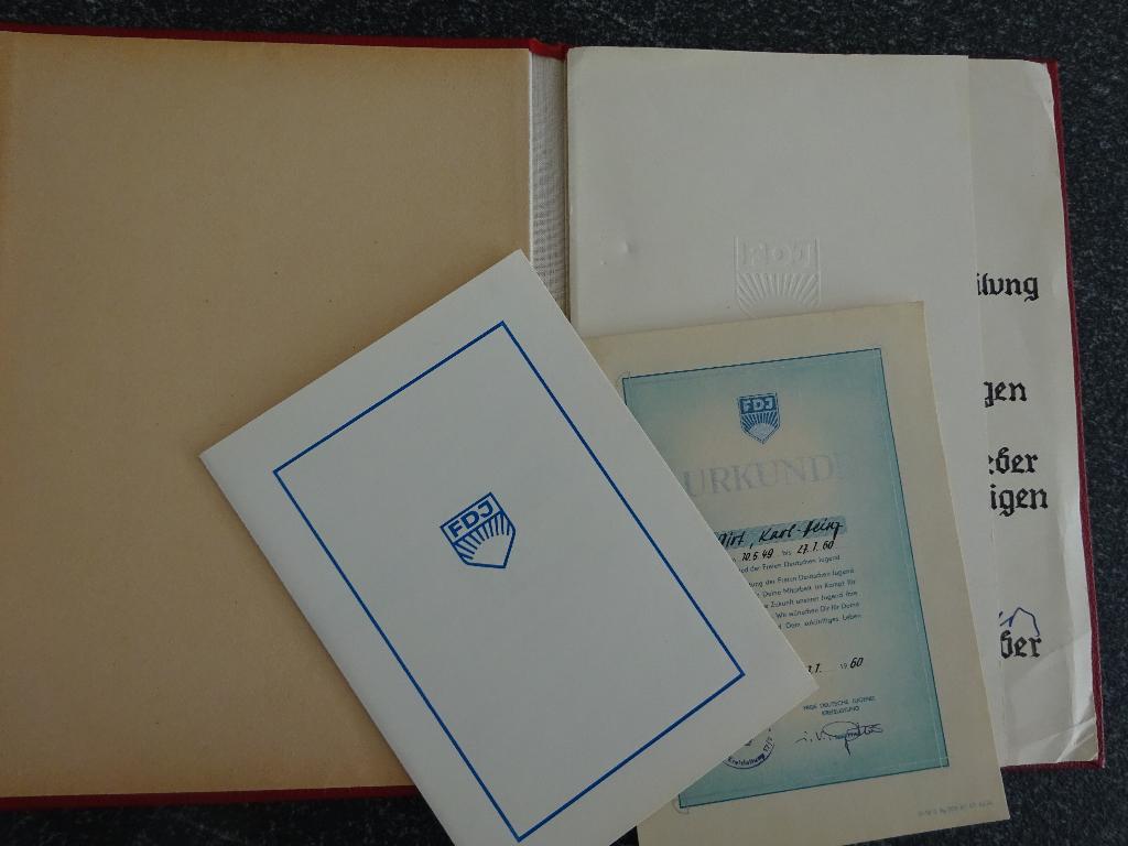 DDR:  FDJ  NVA oorkondes zelfde persoon, Ophalen of Verzenden, Landmacht, Duitsland, Embleem of Badge