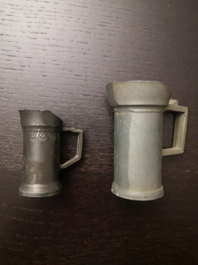 2 Kleine tinnen kannetjes met ijkmerken, 6 en 4,5 cm hoog, Ophalen of Verzenden