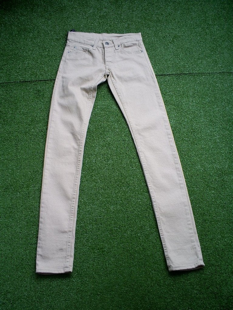 NIEUW __ beige broek van CHEAP MONDAY mt. 24, Overige kleuren, Verzenden, Nieuw, W27 (confectie 34) of kleiner