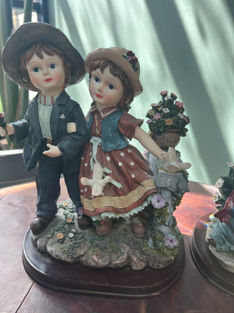 Set van 2 decoratieve beelden: jongen en meisje, Verzamelen, Ophalen of Verzenden, Gebruikt, Mens