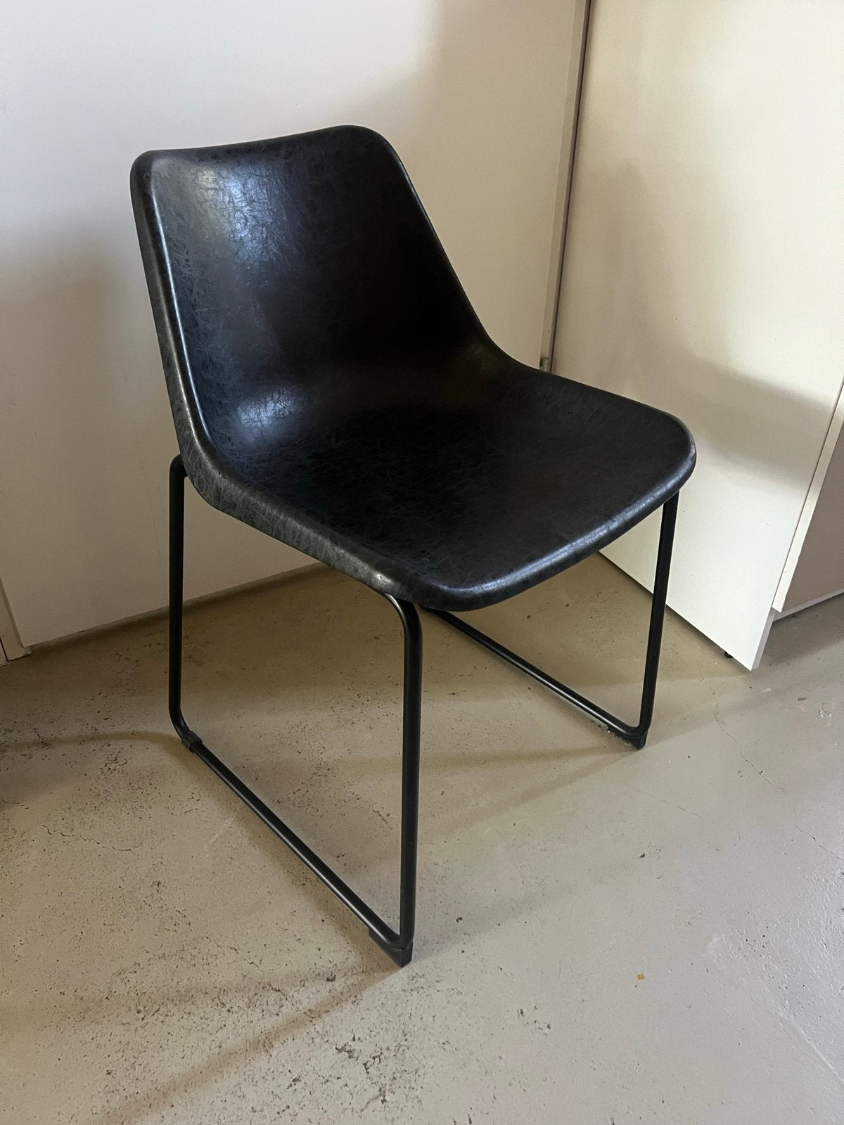 Zwarte stoel met metalen onderstel, Huis en Inrichting, Stoelen, Ophalen, Kunststof, Gebruikt, Zwart