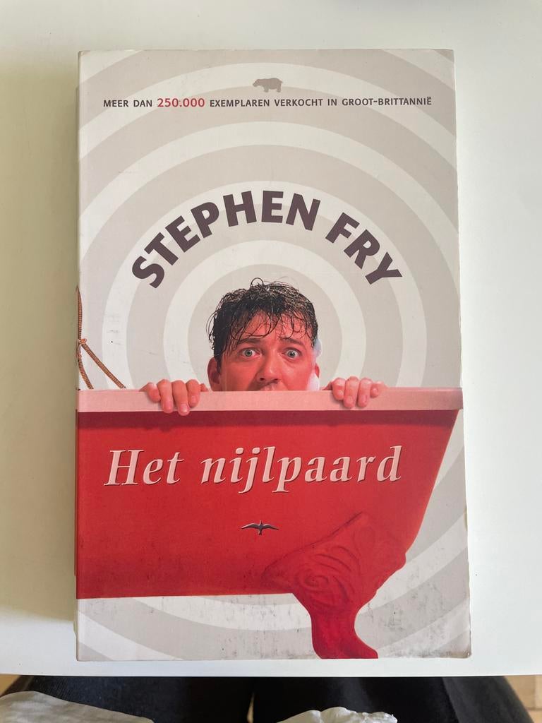 Het Nijlpaard - Stephen Fry (Roman), Ophalen of Verzenden, Gelezen, Nederland