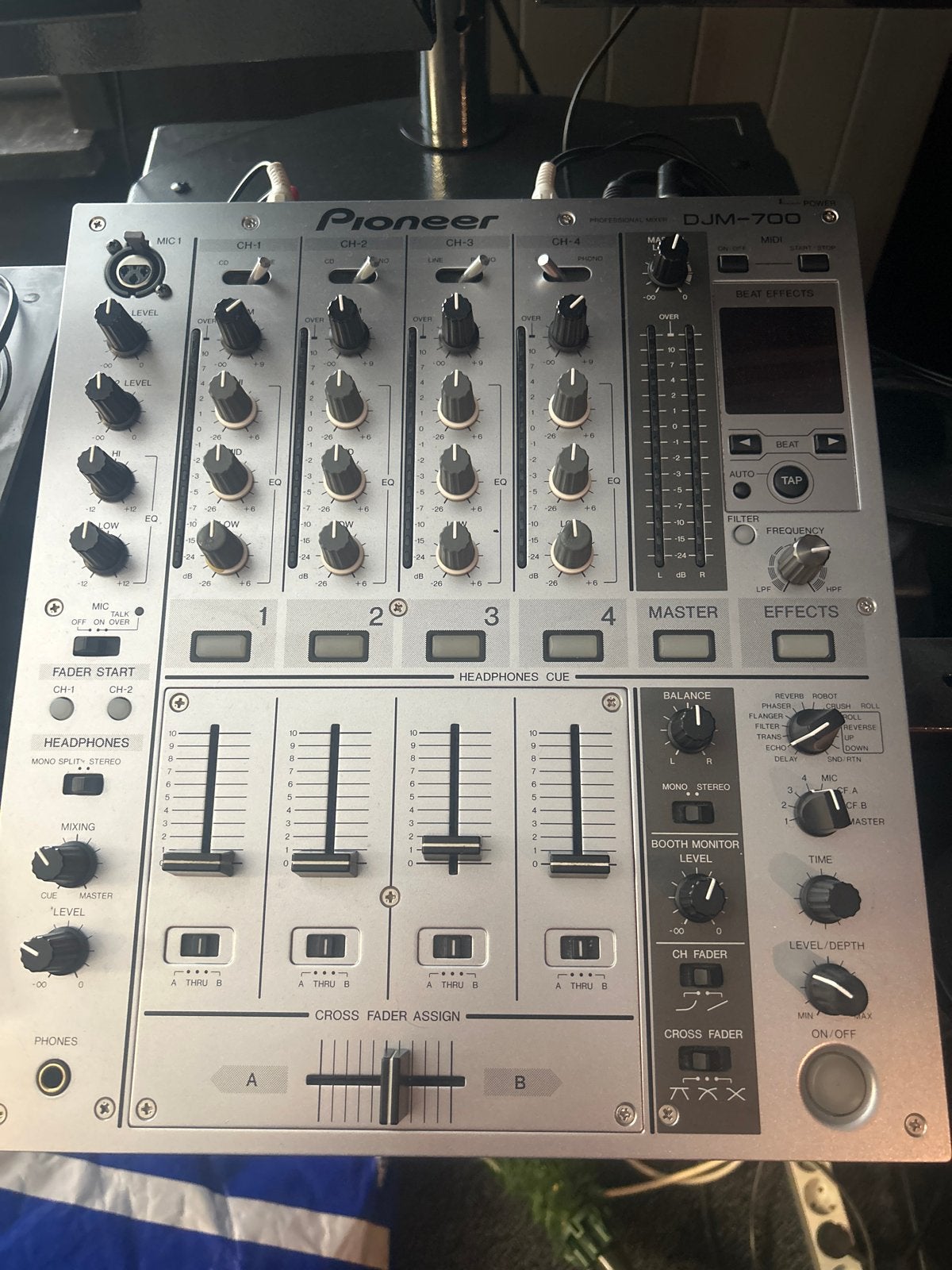 Pioneer DJM-700 DJ Mixer - Professionele 4-kanaals mixer, Ophalen, Gebruikt, Minder dan 5 kanalen, Microfooningang