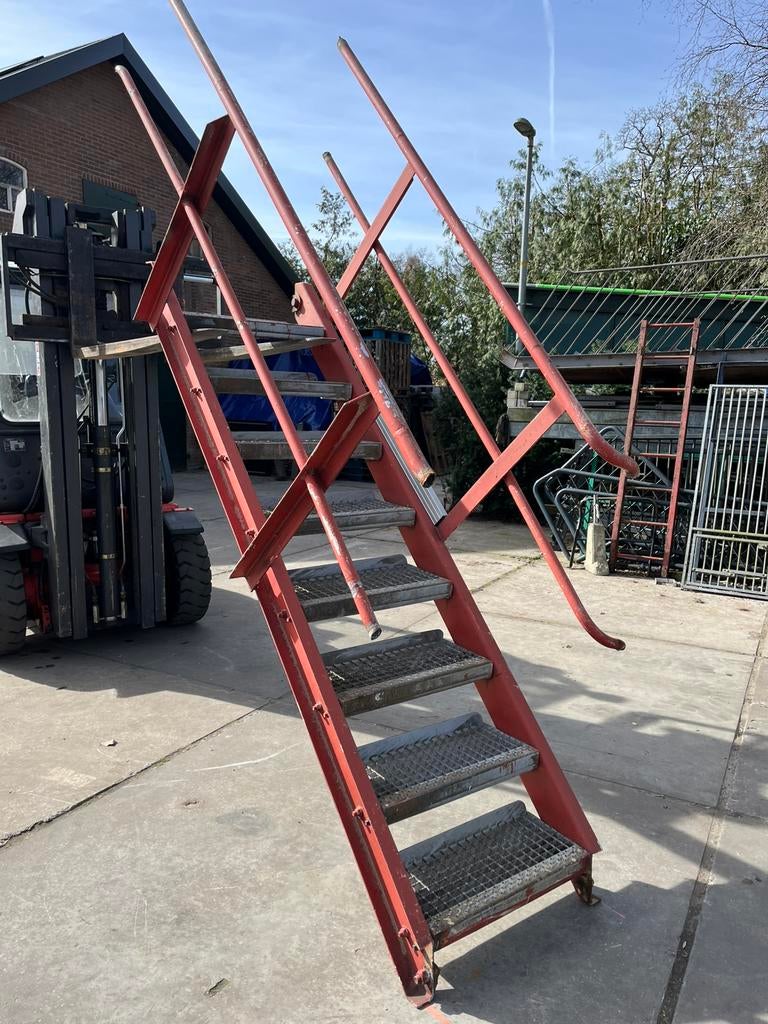 Stalen trap 1.76.m1.95h 71 br. 8x anti slip trede gegalvan, Ophalen, Gebruikt