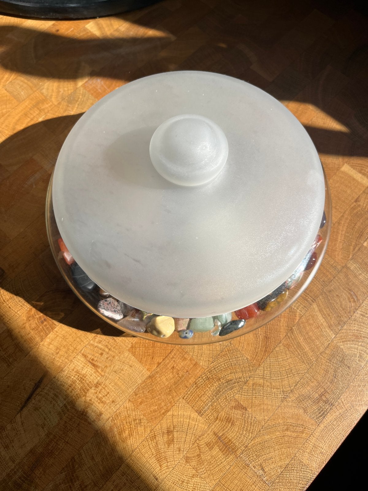 Leerdam glazen koekschaal met inhoud, Vintage, Gebruikt, Meerkleurig, Ophalen of Verzenden