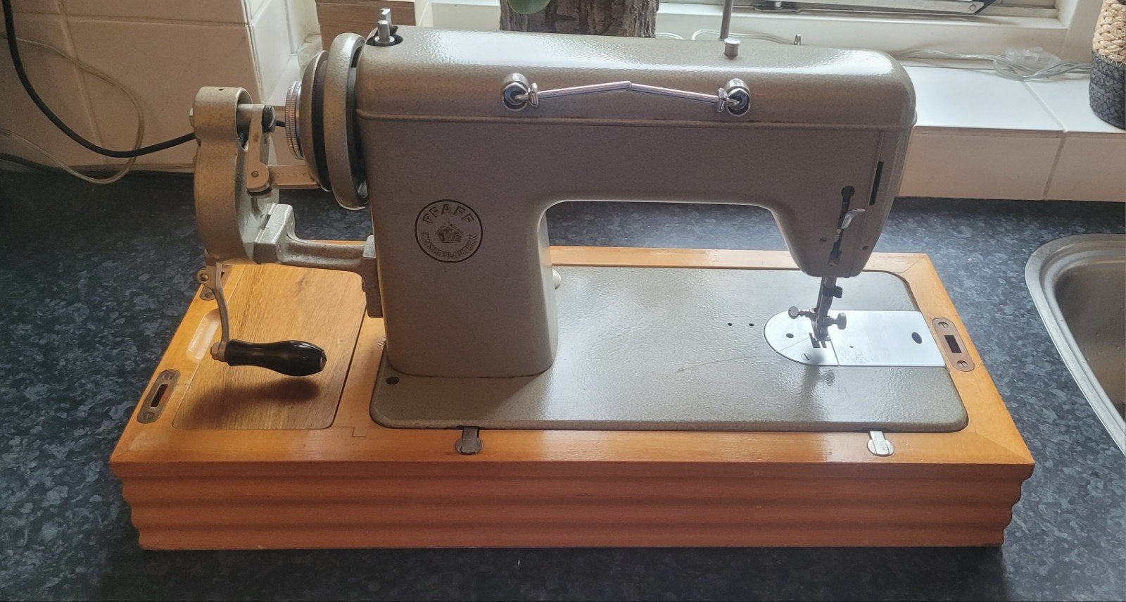 Vintage PFAFF handnaaimachine met houten kap + gebruiksaanw., Antiek en Kunst, Ophalen