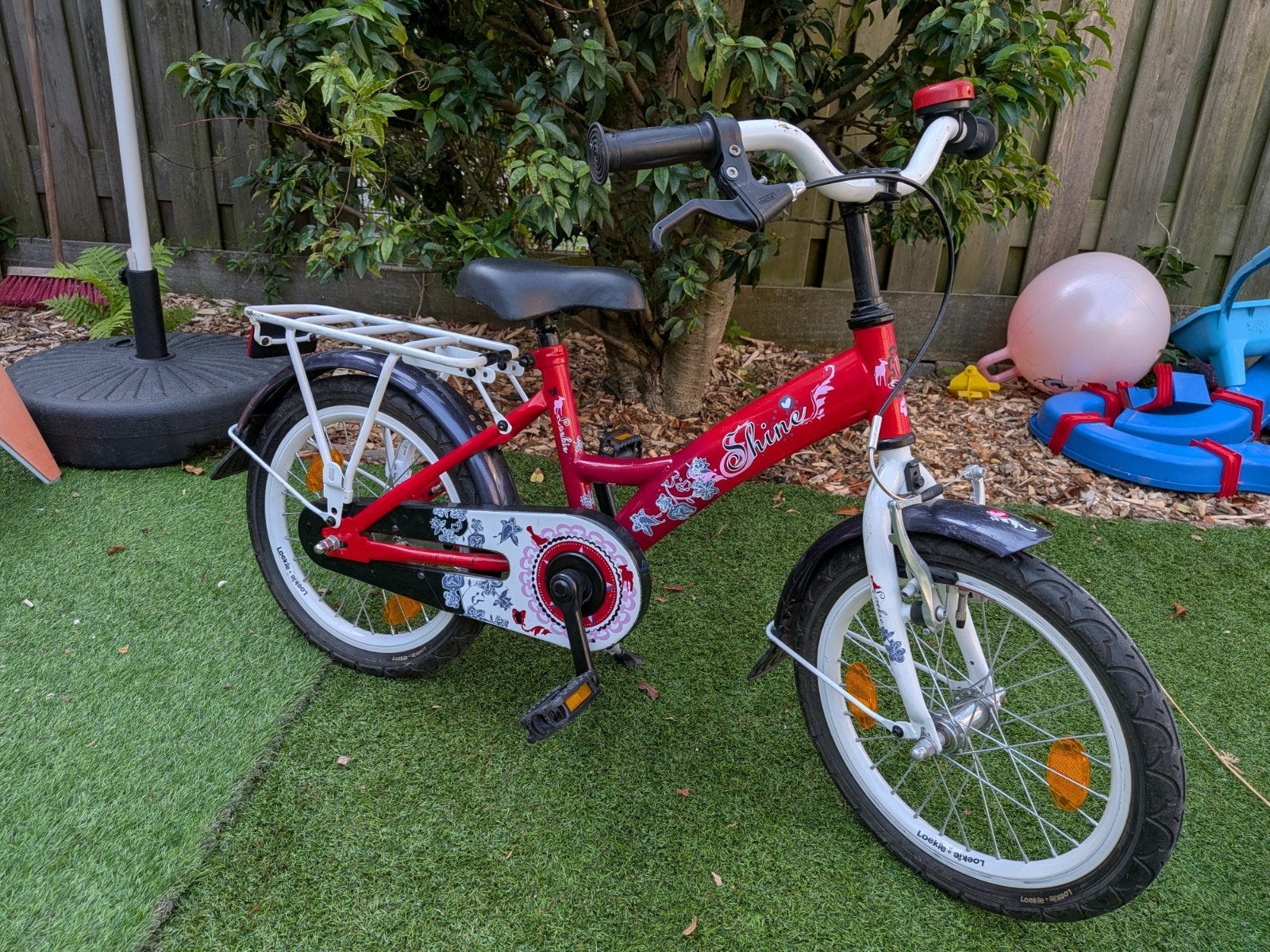 Kinderfiets Loekie met zijwieltjes - 16 inch, Fietsen en Brommers, Fietsen | Kinderfietsjes, Ophalen, Terugtraprem, Zijwieltjes