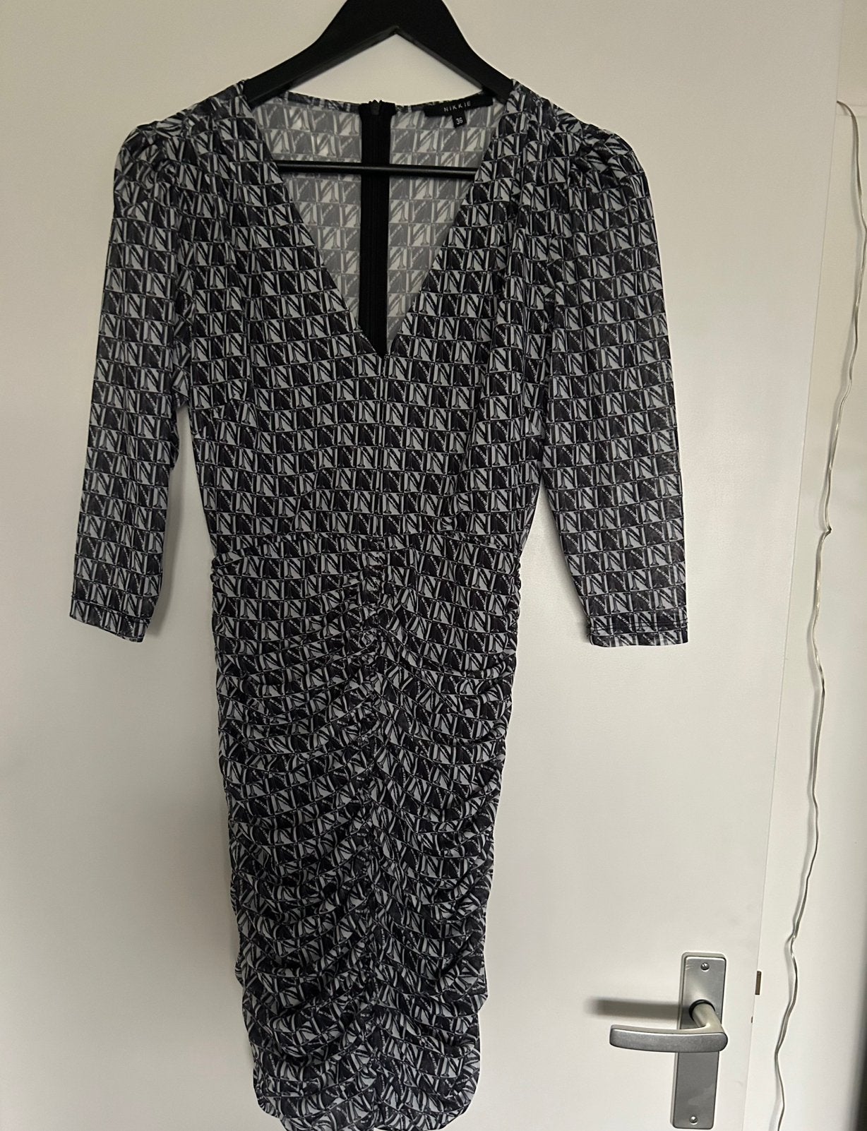 Nikkie jurk logo, maat S, Ophalen of Verzenden, Nieuw, Zwart, Boven de knie