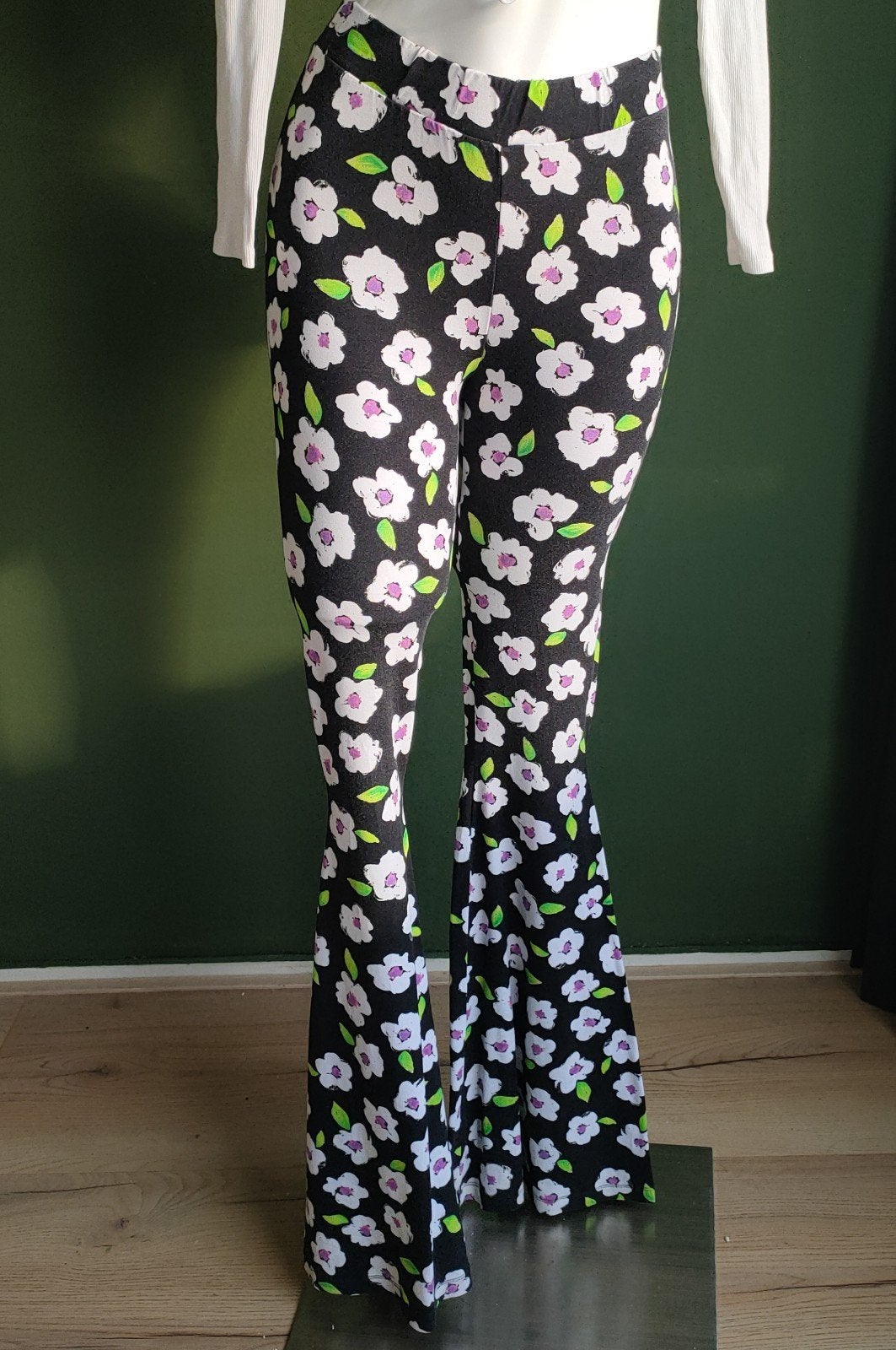 Nieuwe Stieglitz flared broek met bloemenprint, Kleding | Dames, Broeken en Pantalons, Nieuw, Maat 36 (S), Groen, Lang, Ophalen of Verzenden
