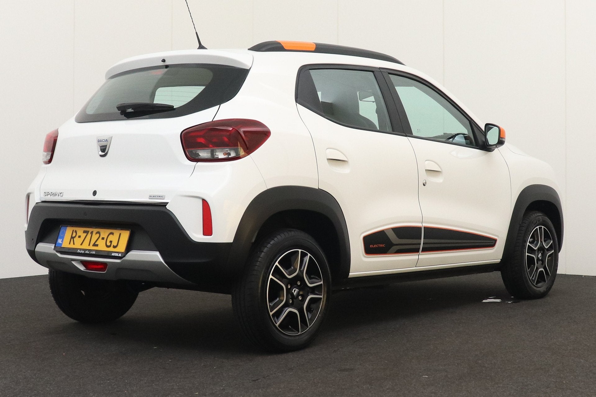 Dacia Spring Comfort Plus 27 kWh Leder Carplay Navi 14'LMV D, Auto's, Dealer onderhouden, Gebruikt, Zwart, 38 min