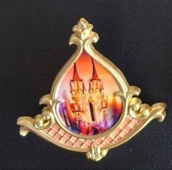 GEZOCHT: Droomvlucht kasteel pins (deze 2 specifieke), Verzamelen, Ophalen of Verzenden, Gebruikt, Overige onderwerpen, Speldje of Pin