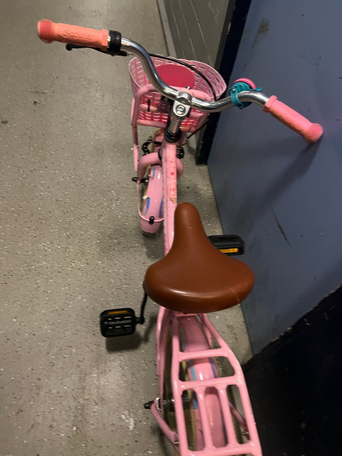 Roze kinderfiets met mandje - 12 inch, Ophalen of Verzenden, Gebruikt, Velgrem, 16 tot 20 inch