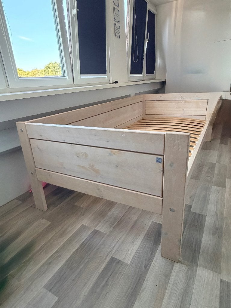 Te koop complete tienerkamer (bed, nachtkastje en bureau), Ophalen, Gebruikt, Eenpersoons, Grenen