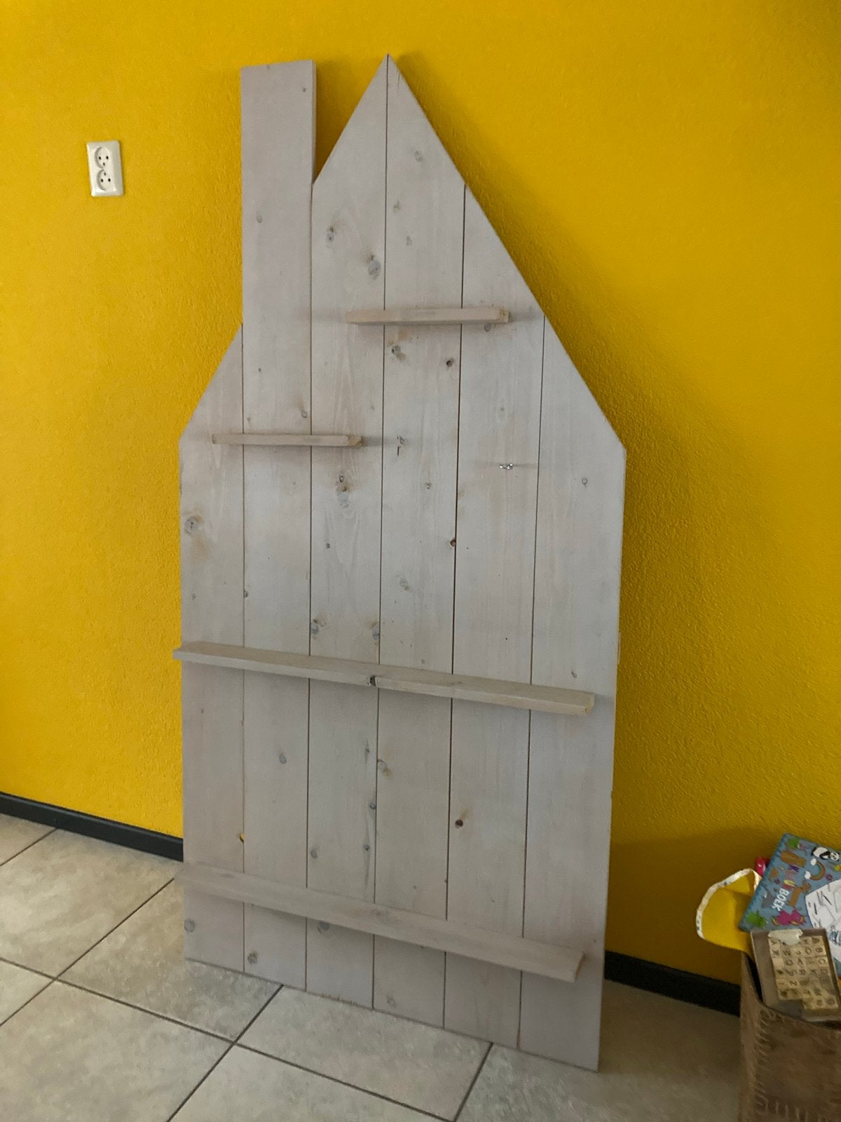 Houten huisvormige wandplank/boekenrek voor kinderkamer, Ophalen, Met plank(en), Gebruikt, 50 tot 100 cm