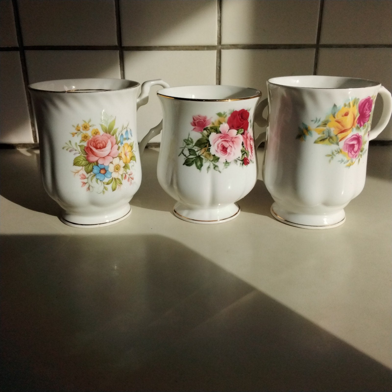3 klassieke  engelse mokken met rozen, Ophalen of Verzenden, Porselein, Overige stijlen, Kop(pen) en/of Schotel(s)