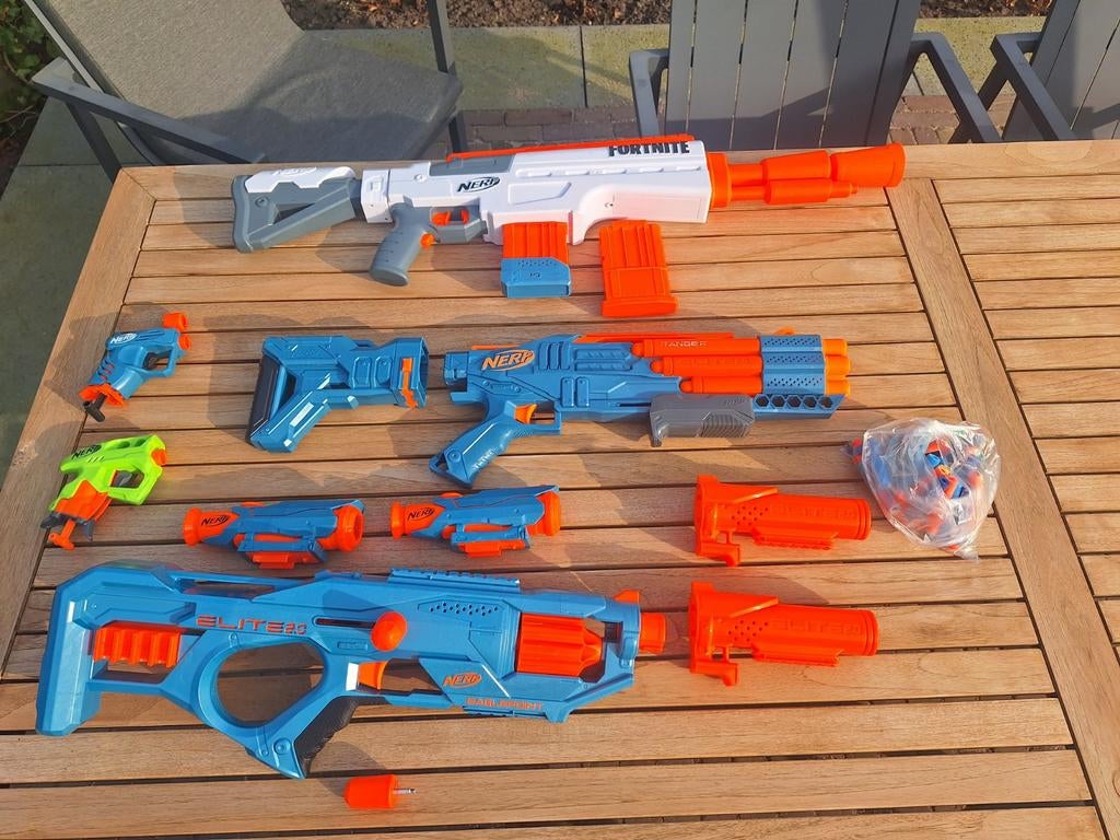 Diverse Nerf geweren, met pijltjes, 1 werkt op batterijen, Ophalen, Gebruikt, Jongen of Meisje