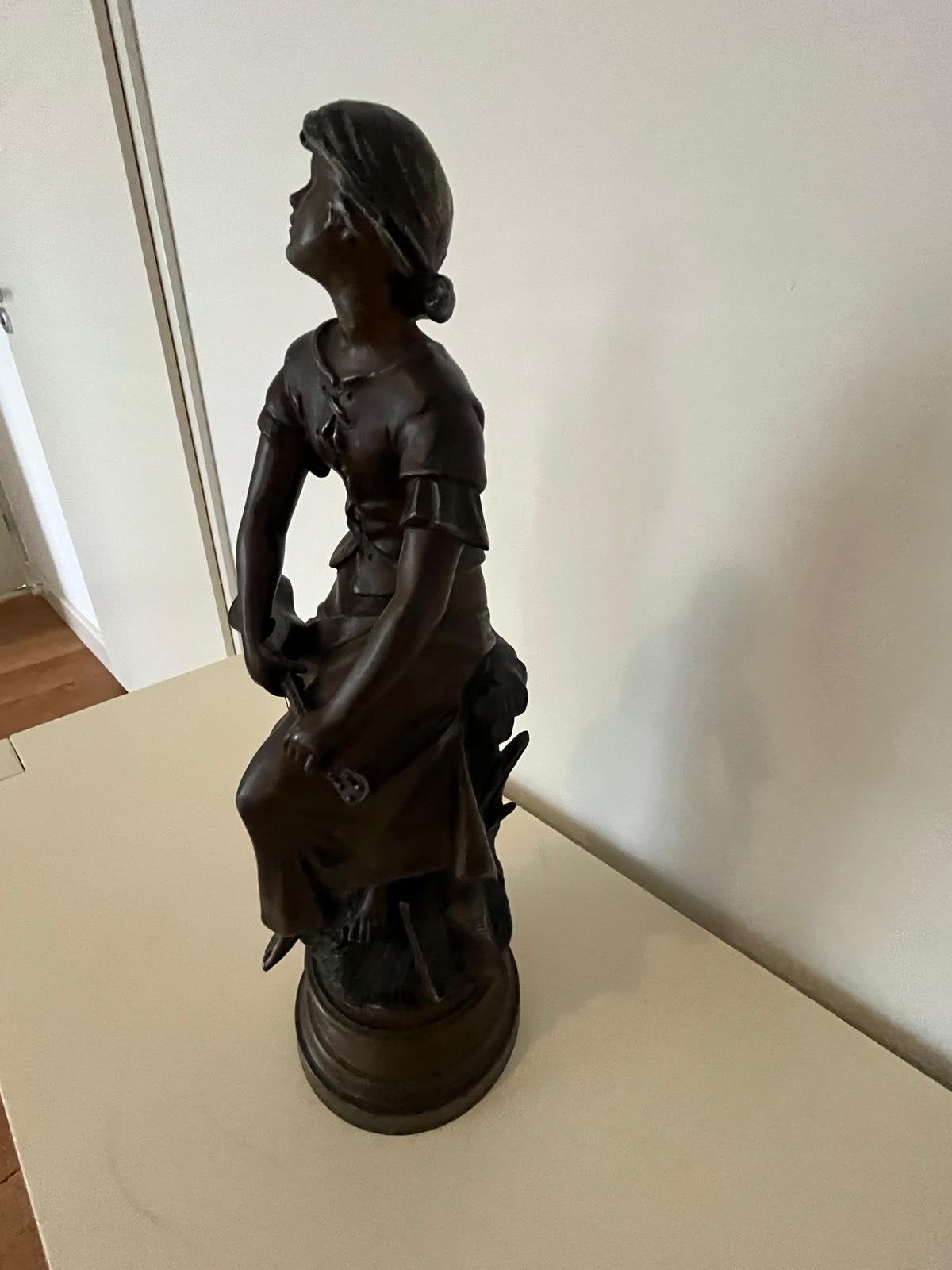Zamak beeld van een zittende vrouw met mandoline, Antiek en Kunst, Kunst | Beelden en Houtsnijwerken, Ophalen, 20 - 50 cm, Beeld