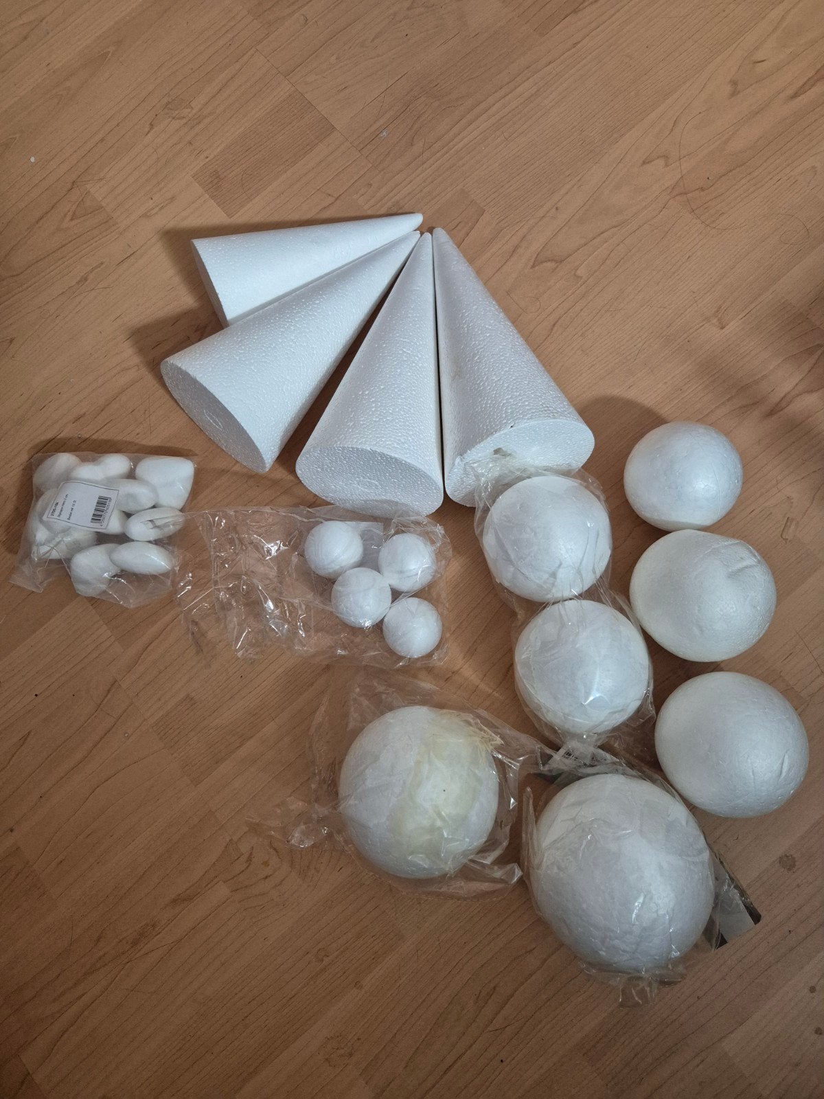 Piepschuim kegels en bollen voor knutselprojecten, Hobby en Vrije tijd, Gebruikt, Overige thema's, Ophalen of Verzenden, Kunststof