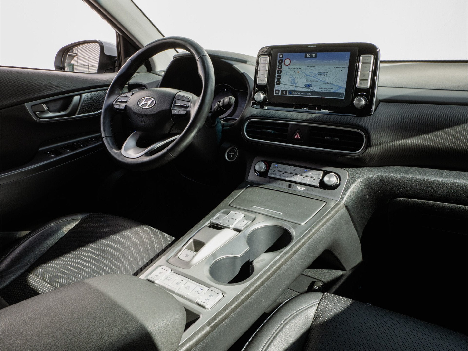 Hyundai KONA EV Premium 64 kWh Warmtepomp/ Stuur+stoelverwar, Auto's, Hyundai, Gebruikt, Zwart, Met garantie (alle), Wit