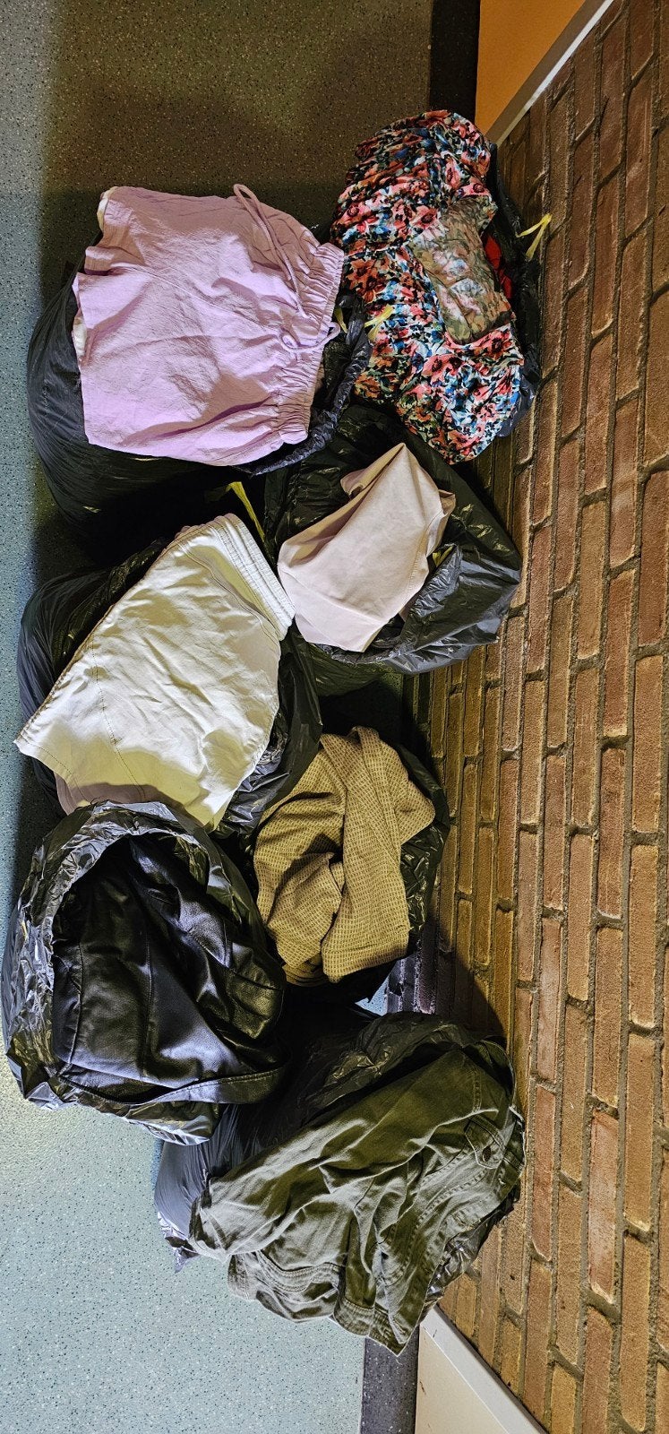 Gevulde zakken met diverse kledingstukken, Diverse, Ophalen, Gedragen