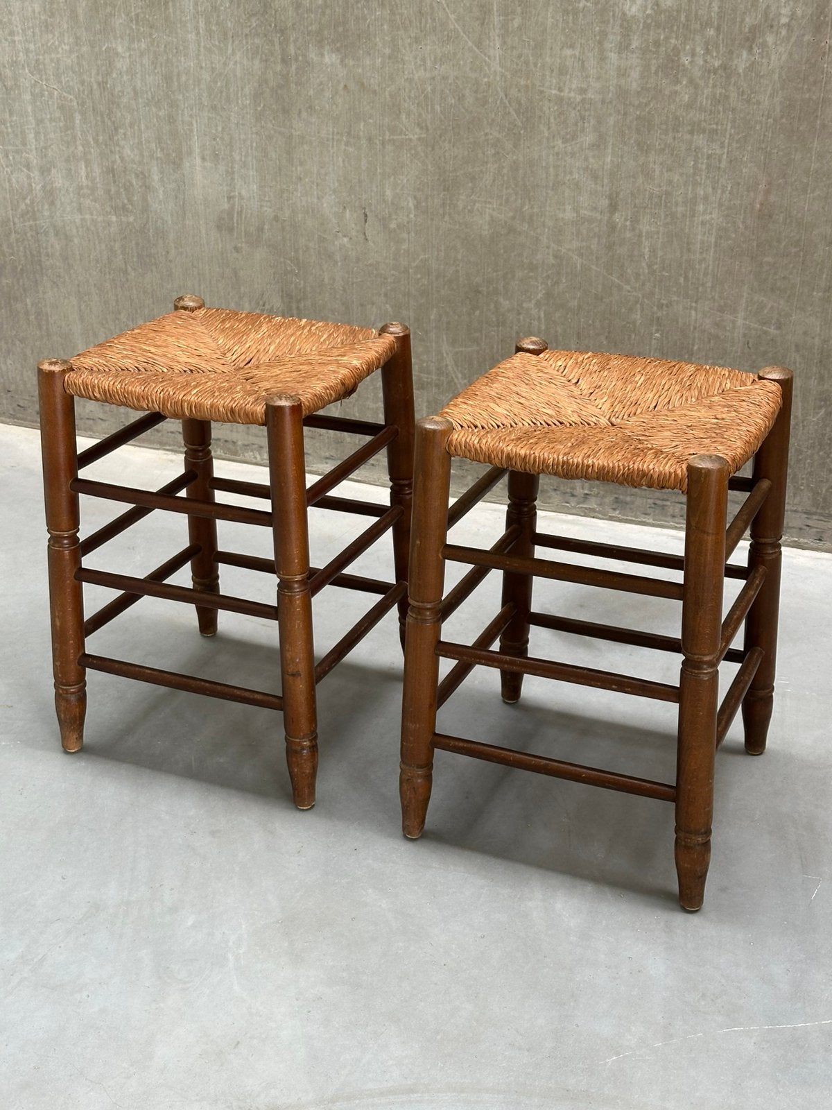 2x Vintage houten krukken met biezen zitting, Gebruikt, Ophalen of Verzenden, X, Hout