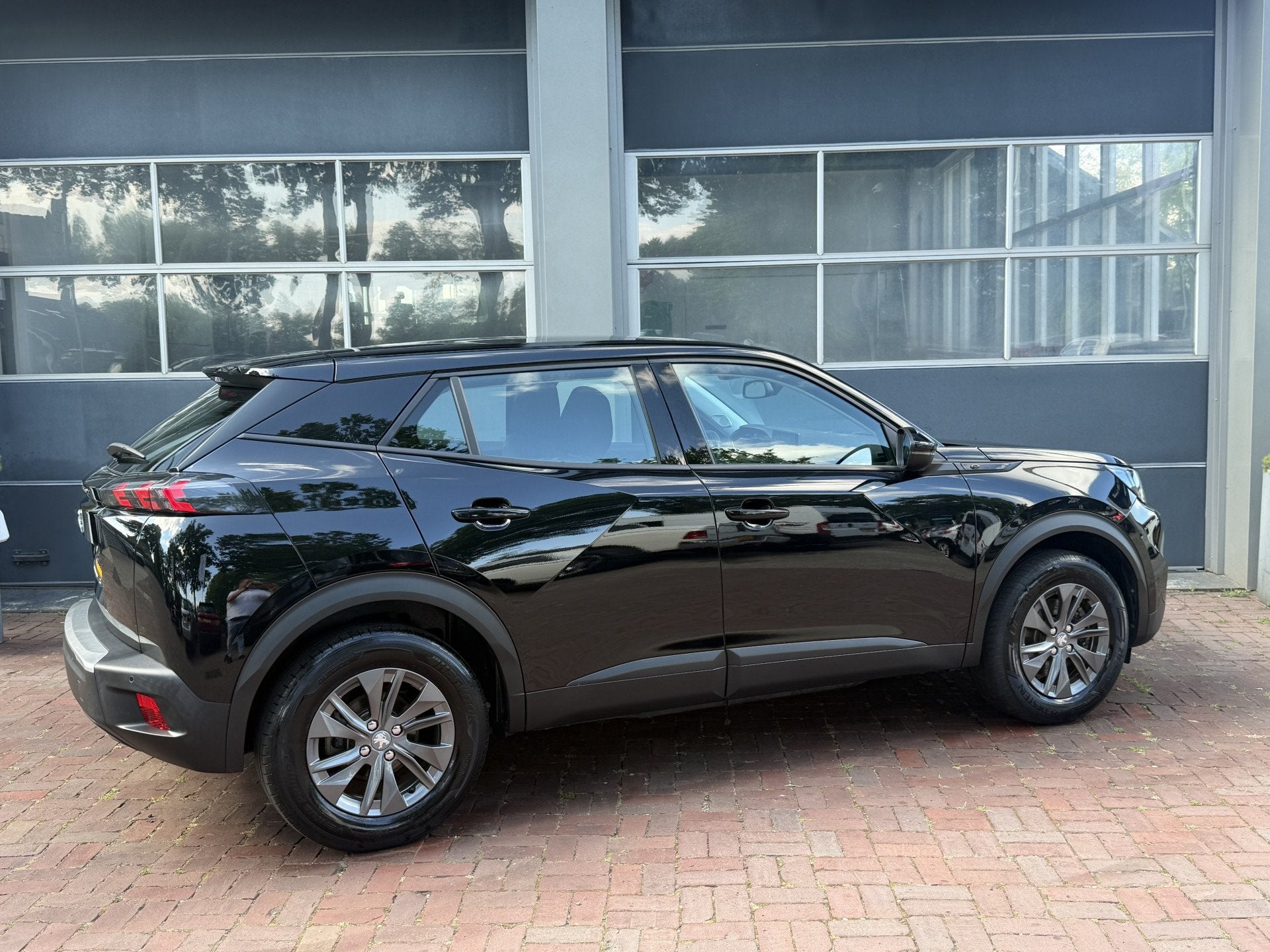 Peugeot e-2008 EV Blue Lease Active 50 kWh Bj 2021 Km 96.000, Zwart, Origineel Nederlands, SUV of Terreinwagen, 63 €/maand