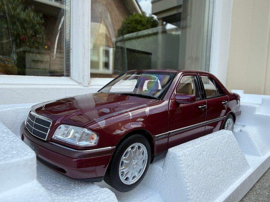 1:18 Mercedes W202 C-Klasse Almandine rood 1993 Norev 183370, Hobby en Vrije tijd, Modelauto's | 1:18, Auto, Norev, 70-72 Av. de Bohlen, Vaulx-en-Velin, 69120, France