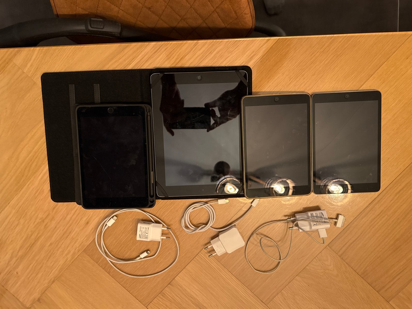 4 gebruikte Ipads met laders - ideaal voor onderdelen/kind, 10 inch, Gebruikt, Wit, Ophalen of Verzenden