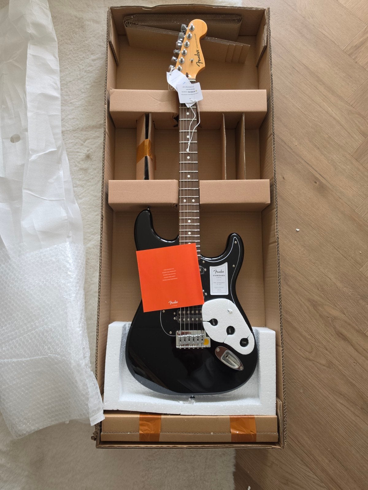 Nieuwe Fender Standard Stratocaster HSS Black – ongebruikt i, Ophalen of Verzenden, Nieuw, Solid body, Fender