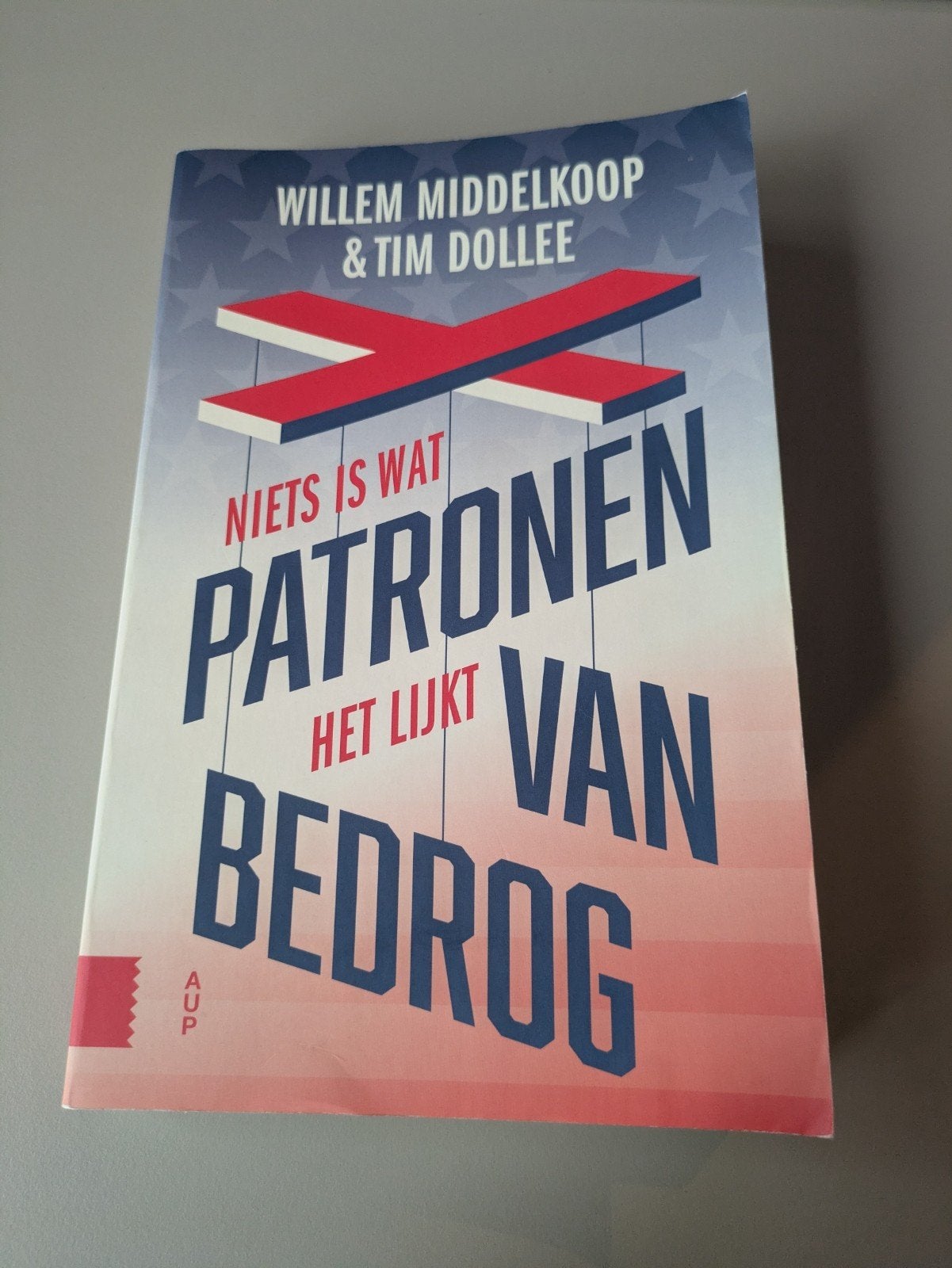 Patronen van Bedrog - Willem Middelkoop en Tim Dollee, Ophalen of Verzenden, Zo goed als nieuw