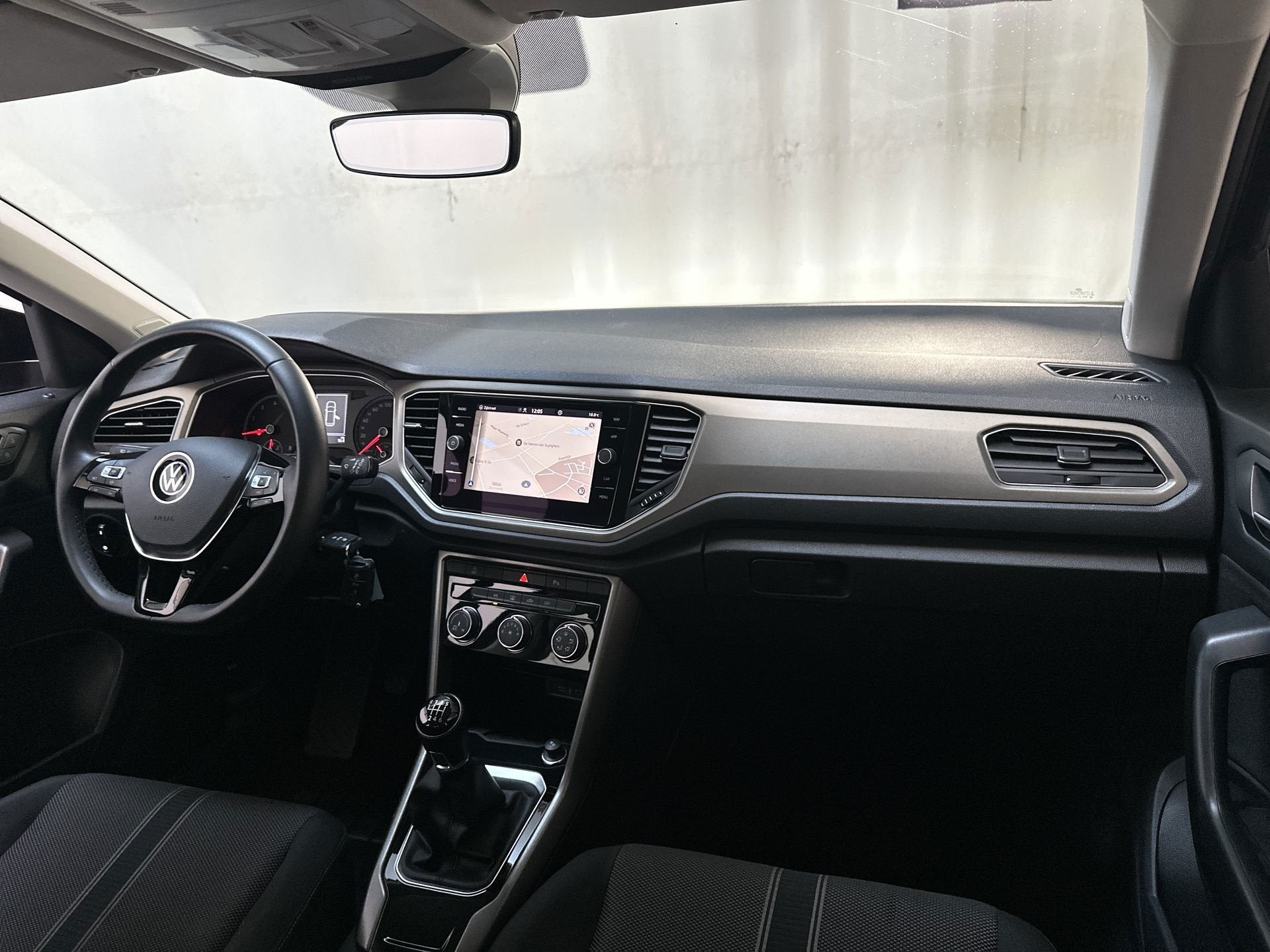 Volkswagen T-Roc 1.0 TSI Style Parkeersensoren Navigatie DAB, Auto's, Volkswagen, Voorwielaandrijving, Stof, Gebruikt, Zwart