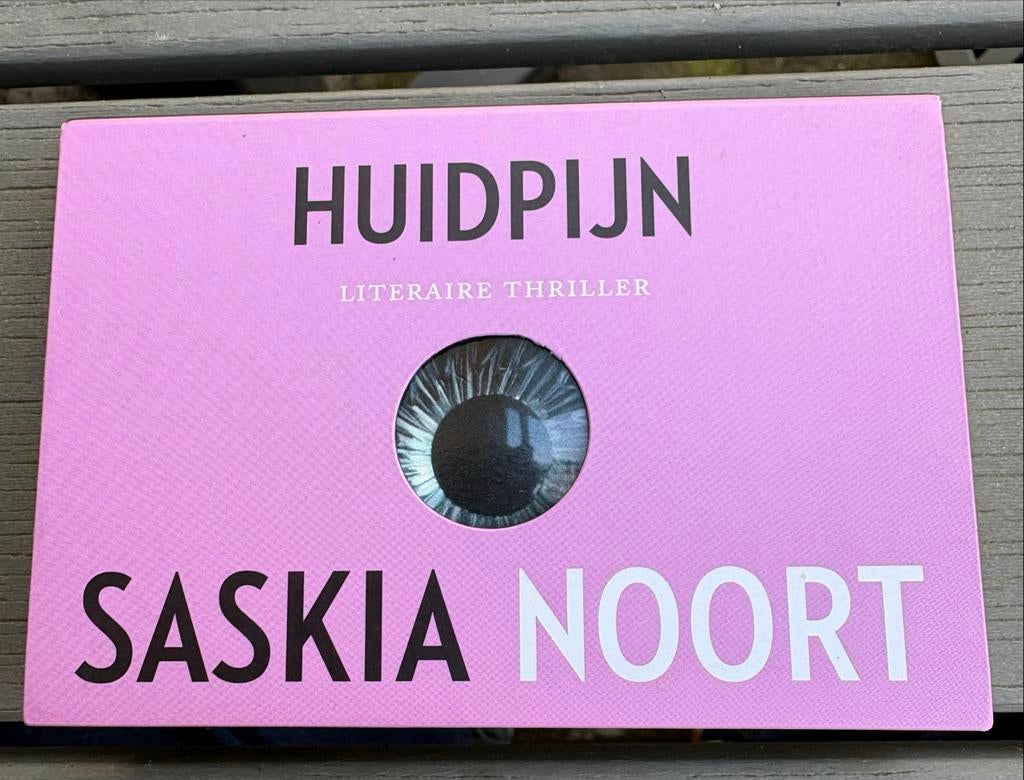 Dwarsligger 407 Saskia Noort - Huidpijn, Ophalen of Verzenden, Gelezen, Nederland