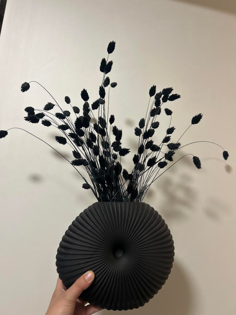 Zwarte vaas met zwarte bloemen, Overige materialen, Zwart, Ophalen of Verzenden, Zo goed als nieuw