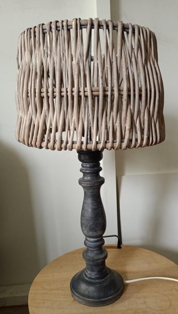 Rustieke tafellamp met rotan kap, Huis en Inrichting, Lampen | Tafellampen, Ophalen, Gebruikt, Rustiek, Landelijk, Bohemian, 50 tot 75 cm