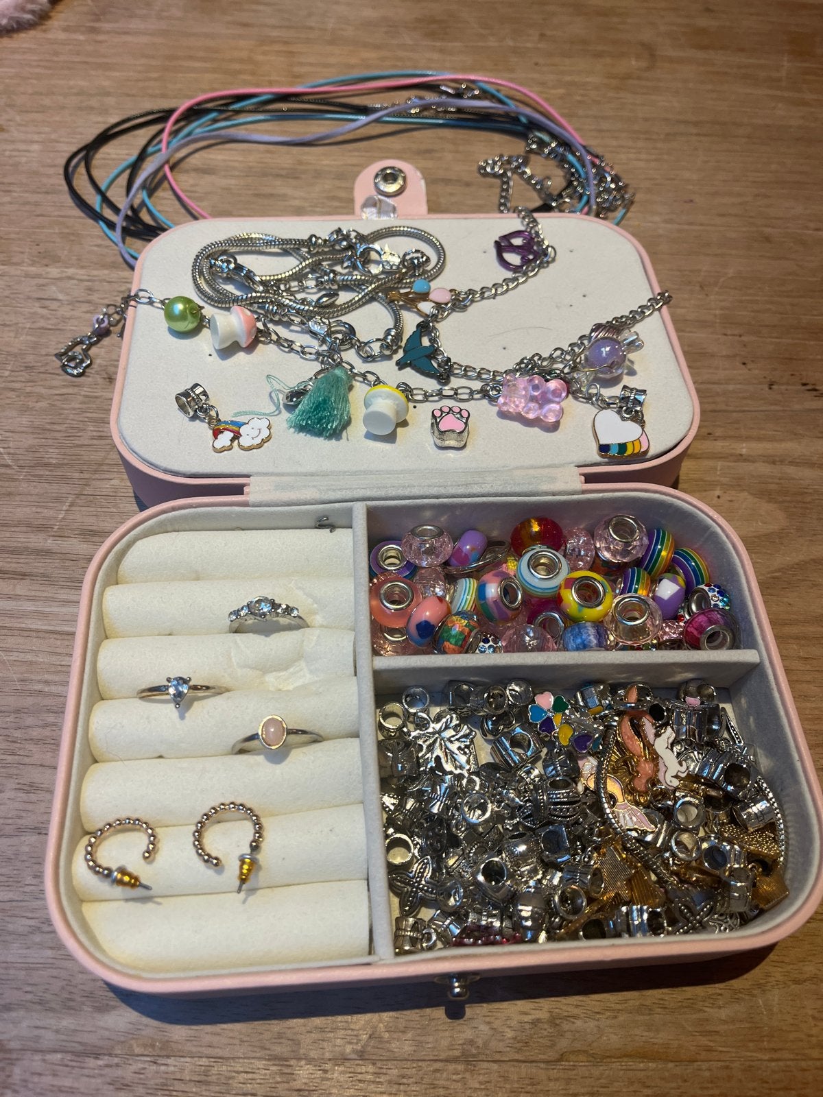 Grote collectie bedels, kralen en ringen  in juwelendoos, Overige merken, Overige materialen, Gebruikt, Ophalen of Verzenden