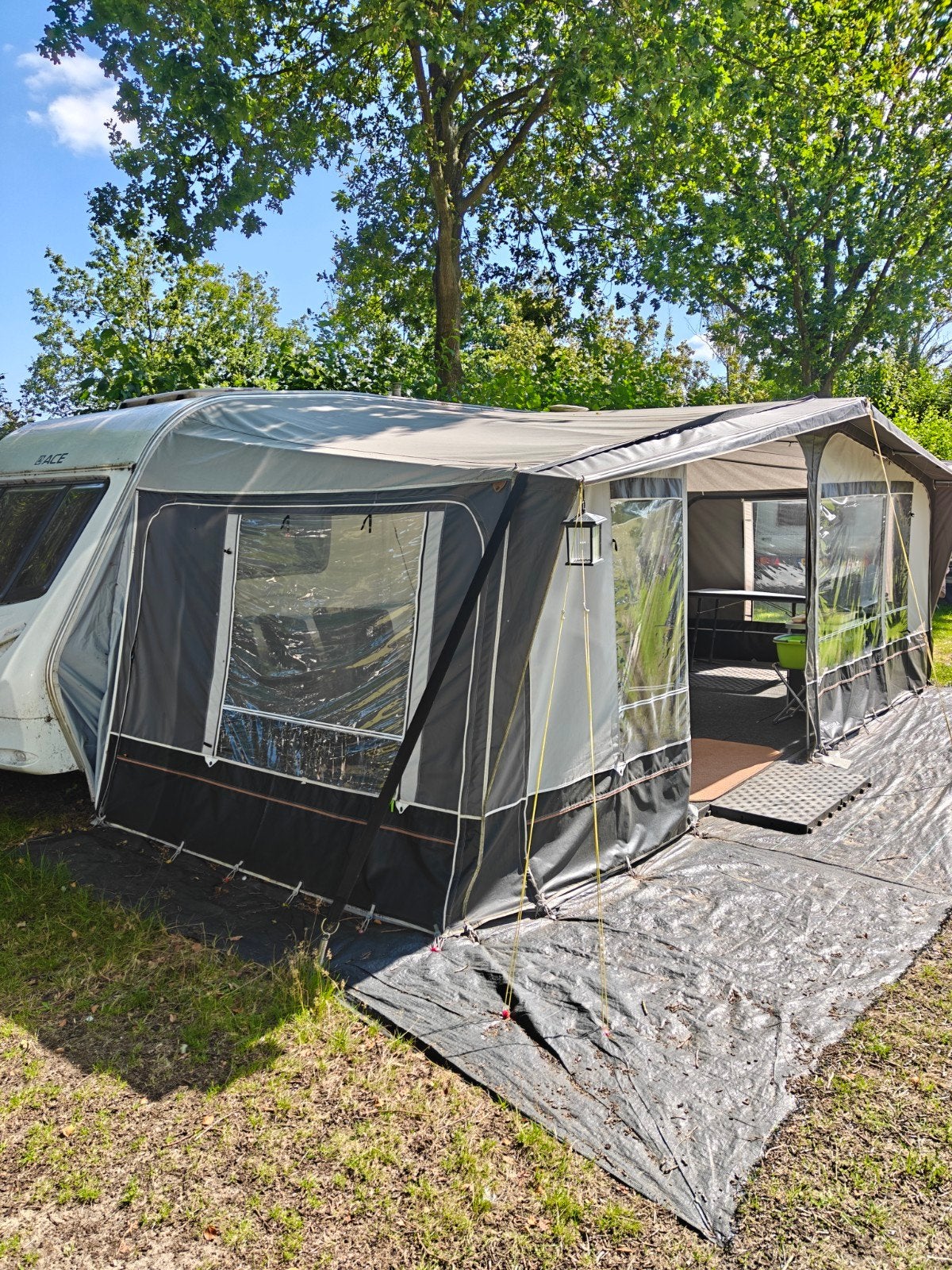 Zeer luxe 6 persoons caravan met 2 stapelbedden & voortent!, Overige merken, Leemansweg 33d, Bedrijf, 2 aparte bedden