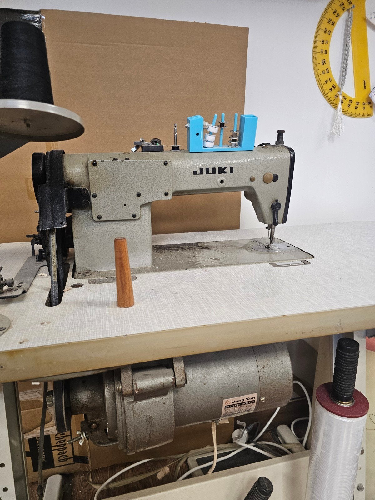 Juki Industriële Naaimachine met Tafel en Motor, Gebruikt, Naaimachine, Industrieel, Ophalen